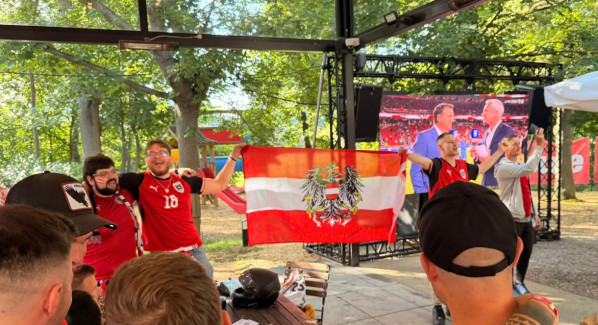 Österreich feiert WM-Auftaktsieg beim Public Viewing am Donauturm Wien