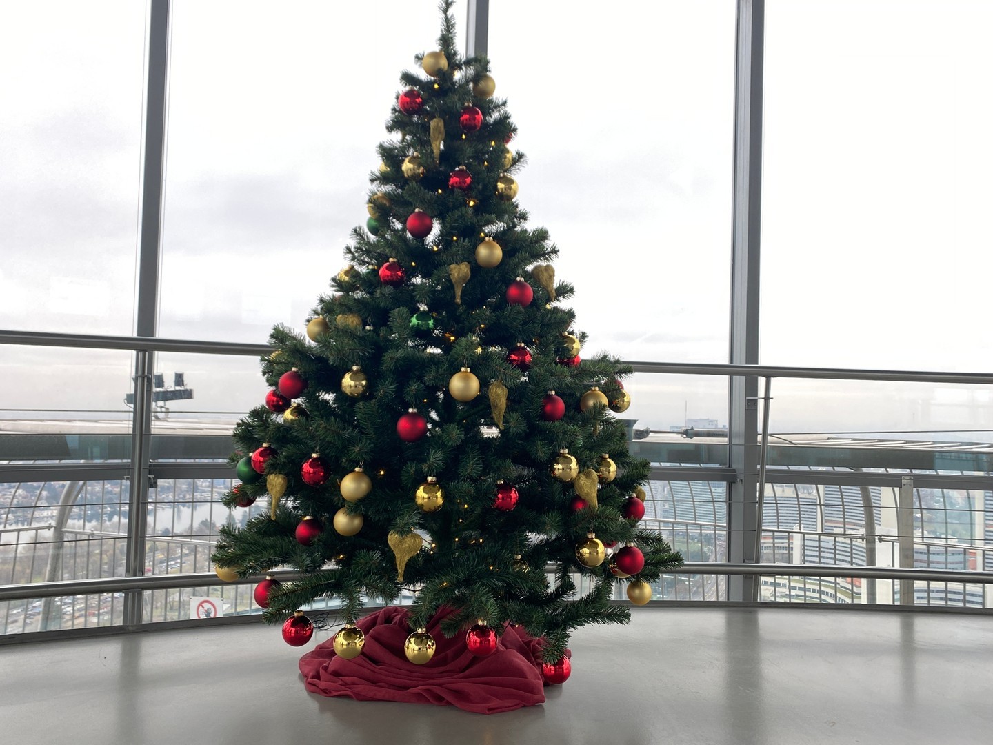 🎄 To all our guests and friends we sincerely wish a Merry Christmas, a few days to rest and enjoy the company of loved ones.<br />
<br />
#donauturm #wien #wienliebe #christmastime #christmas #weihnachtsbaum #weihnachtsbaumliebe #xmastree #xmas #christmasinvienna