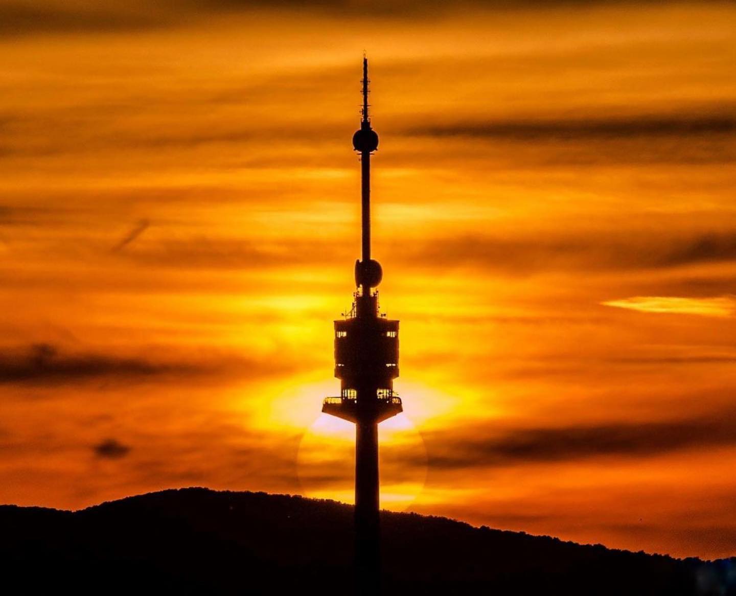 Beautiful sunset by <br />
📷 guenter.hemer<br />
.<br />
.<br />
.<br />
<br />
#sunset #sunsetlovers #vienna #austria #skyline #naturelovers #donauturm #sonnenuntergang #sunsets #greattower