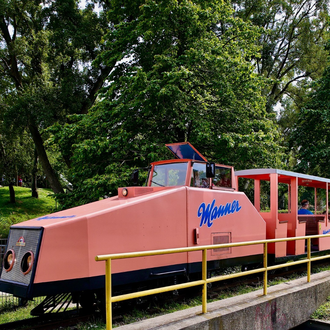 Top of neighborhood 🏙<br />
The Danube Tower in prime surroundings.<br />
The sister of the Liliputbahn in the Prater was opened as an exhibition railroad 🚅 for the Vienna International Garden Show in 1964. Enjoy a ride on the train and find out about the "Tower and 