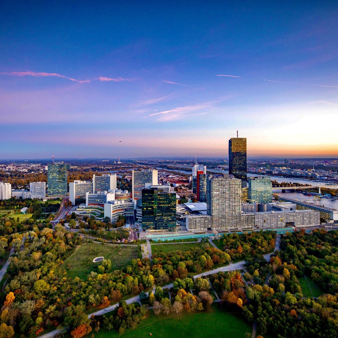 Top of neighborhood 🏙<br />
The Danube Tower in the best surroundings.<br />
Do you know the Donaupark? In 1964, in the course of the "Vienna International Garden Show 1964", the park was transformed from a former landfill site into a park. The association Donaucity 